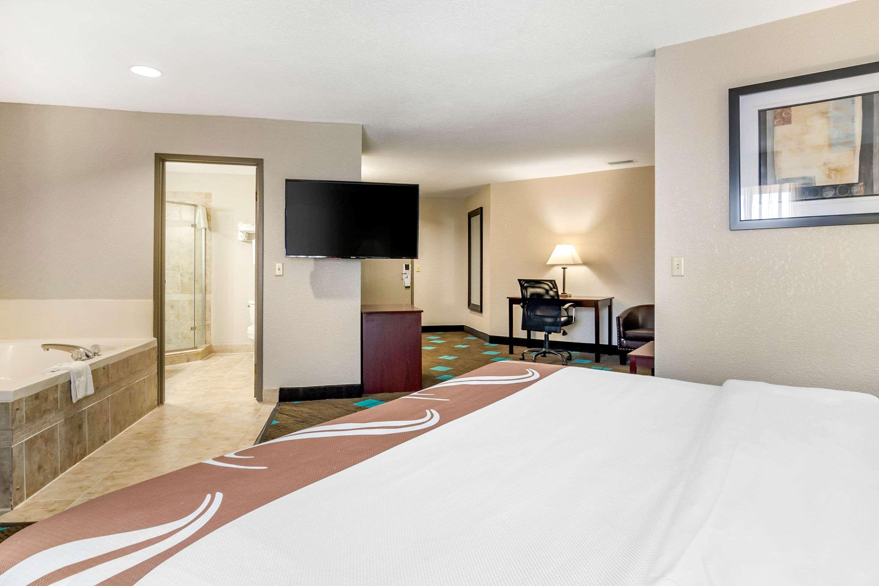 Quality Suites Kansas City International Airport Εξωτερικό φωτογραφία