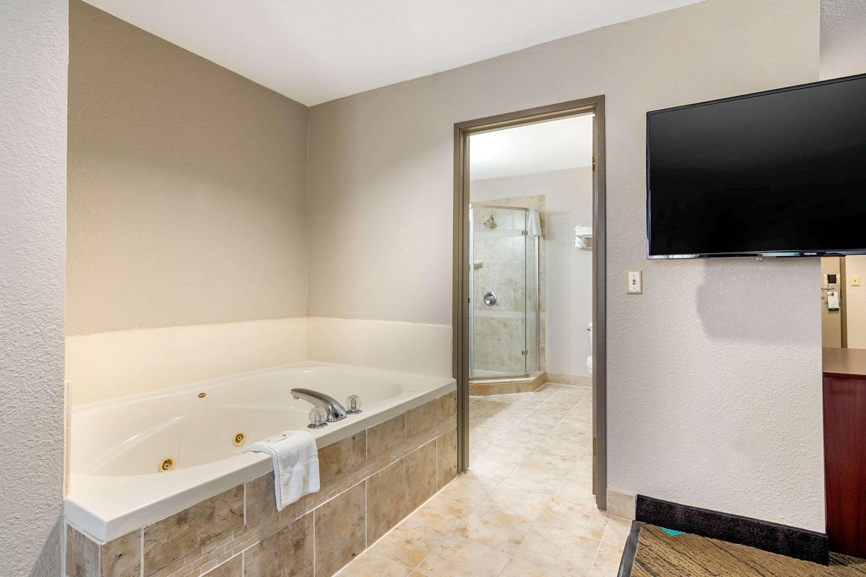 Quality Suites Kansas City International Airport Εξωτερικό φωτογραφία