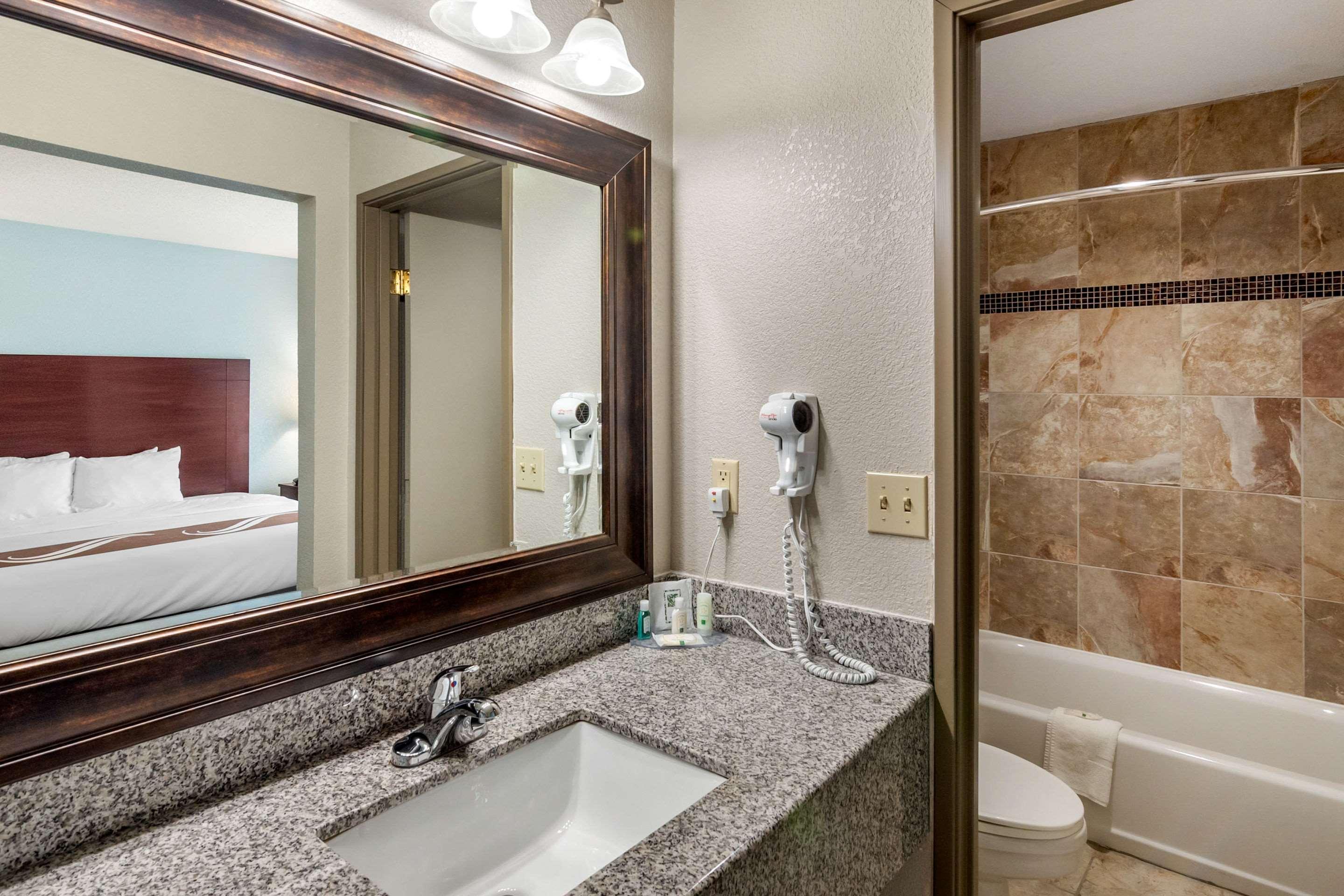 Quality Suites Kansas City International Airport Εξωτερικό φωτογραφία